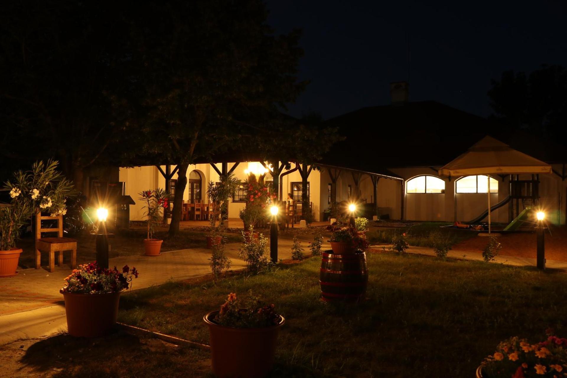 Bohem Birtok Es Csarda Hotel Zamardi Exterior photo